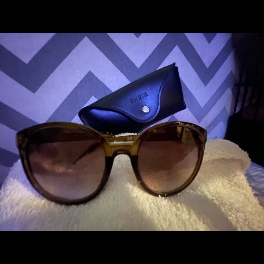 H & M 0376172 9 431131 ladies sunglasses in like new condition with case